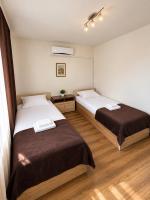 Tweepersoonskamer met 2 Aparte Bedden en Douche
