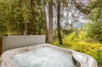 Handcrafted Girdwood Cabin Above a Quiet Pond - B&B Girdwood