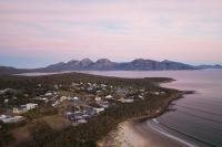 Wave Front - B&B Coles Bay
