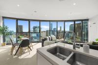 Lvl 42 Sky Tower Sleep 8 & Baby - Parking & Pool & Gym - B&B Brisbane