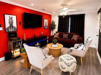 Spacious 3BR with Hot Tub, Game Room and Grill near NRG, Med Center, Downtown and Hobby Airport - B&B Houston