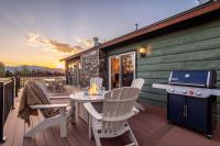 Family Fun Fireplace & Huge Deck - B&B Victor