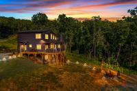 Hot Tub • Pizza Oven • Sleeps 12 • Game Room• Pets - B&B Talking Rock