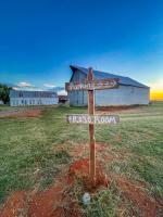 Cozy Glamping Barn - Sleeps up to 9 Near Route 66 - Bed and Breakfast Elk City