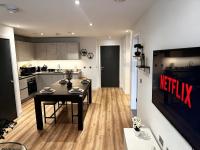 Modern Apt Near Elizabeth Line & Heathrow - Bed and Breakfast Slough