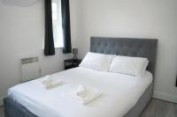 2BR Apartment Near Gatwick Balcony Sleeps 5 - Bed and Breakfast Crawley