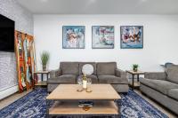 Design-Forward Anchorage Townhome w Ocean Views - Bed and Breakfast Anchorage