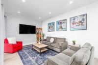 Design-Forward Anchorage Townhome w Ocean Views - Bed and Breakfast Anchorage