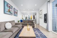 Design-Forward Anchorage Townhome w Ocean Views - Bed and Breakfast Anchorage