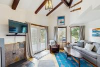 Modern Girdwood Cabin w Tall Ceilings Views - B&B Girdwood