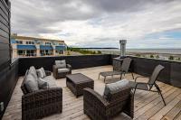 Two-Story Loft Villa w Rooftop Hot Tub Inlet Views - Chambres d'hôtes Anchorage