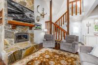 Three-Story Slopeside Townhome w Custom Stone Bar - B&B Girdwood