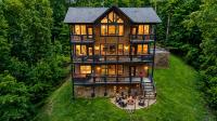Indoor Heated Pool Cabin with View, Theater, Game Room & Fire Pit - Chambres d'hôtes Gatlinburg