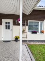 Helmi Villa, ilmainen pysäköinti autokatoksessa, Wi-Fi, sauna, oma etu- ja takapiha, esteetön pääsy, huippu sijainti Vuokatissa, vuodepaikat 4-6 henkilölle - Chambres d'hôtes Vuokatti