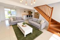 The Redbank Escape - Stylish Home with Private Pool - Ferienwohnung Redbank