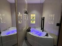 Greek Apartment with Terrace, Skyline & Jacuzzi شقة بتراس يوناني إطلالة أبراج وجاكوزي - Chambres d'hôtes Riyad