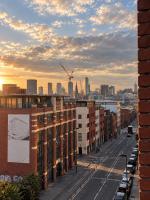 Luxury 1 Bed Apartment - Stunning City Skyline Views - Free Parking - Darts - Balcony - City Centre - Long stays - B&B Birmingham