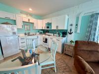 Salty Pelican at Park Place Condo 121 - Bed and Breakfast Cedar Key