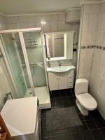 Downtown Apartment with Wood-Burning Stove - Chambres d'hôtes Alta