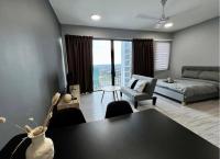 Mews Modern Suites Trefoil With Netflix WIFI - Bed and Breakfast Setia Alam