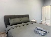Mews Modern Suites Trefoil With Netflix WIFI - Bed and Breakfast Setia Alam