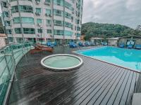 Vista do mar e da roda gigante, piscina e vaga - Chambres d'hôtes Balneário Camboriú
