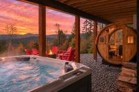Ninth Peak | Golf and Spa Retreat with Trails, Hot Tub & Sauna - Bed and Breakfast Bethel