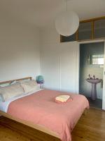 Sunlit Retro Pad Flat with Ensuite - Bed and Breakfast Bullio