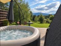 Domek SZAŁAS blisko Świeradów zdrój i zamek Czocha, JACUZZI 60zł pierwsza doba, kolejna 30zł - Chambres d'hôtes Mirsk