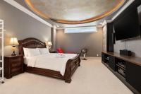 Luxury 2BR Retreat Near UBC with Sauna, Theatre & Pool Table - Ferienwohnung Vancouver