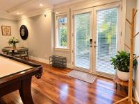 Luxury 2BR Retreat Near UBC with Sauna, Theatre & Pool Table - Ferienwohnung Vancouver