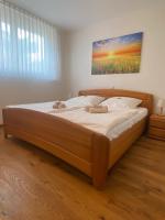 Schöne 2-Zimmer-Souterrainwohnung mit Terrasse - B&B Offenburg