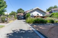Serene 2BR House near the heart of Kingston - B&B Kingston