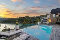 Hidden Paradise in ChCh -Pool, Spa & Harbour Views - B&B Lyttelton