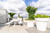 Beautiful Art Apartment near Tram and Shops! - Hosted by CanStay - B&B Canberra
