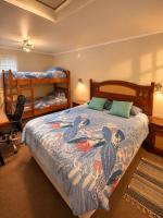 Habitación amplia con cama doble y litera, amplio baño exclusivo y estacionamiento - B&B Puerto Montt