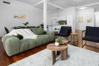Spacious 3BR Heritage Apartment with Pool, Parking - Chambres d'hôtes Brisbane