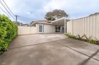 Comfy and Modern House with Outdoor Dining and WiFi - Bed and Breakfast Kingston