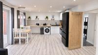 Cozy Modern 3 Bed, 2 Bedroom Apartment - Secure Parking - Close to Manchester City Centre and Old Trafford - B&B Manchester