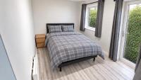 Cozy Modern 3 Bed, 2 Bedroom Apartment - Secure Parking - Close to Manchester City Centre and Old Trafford - B&B Manchester
