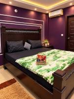Luxury 2-Bed Apartment with Balcony View, Netflix, AC, WiFi In E11 Islamabad - B&B Islamabad