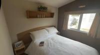 Cabin Sleeps 4 with Indoor Pool and Patio - B&B Felixstowe