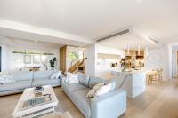 The Hamptons Lake House Noosa Heads Luxury House - Bed and Breakfast Noosa Heads