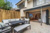The Noosa Villa Luxe Townhouse in Great Location - Chambres d'hôtes Neusa Vale