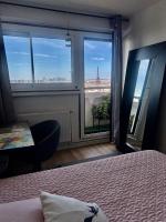 Chambre privée dans appartement femmes uniquement vue Tour Eiffel et piscine - Chambres d'hôtes Paris