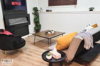 Chic Modern Vibes - KING Bed - Fireplace - Sleeps 4 - Wifi - Ferienwohnung Edmonton