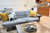 Chic Modern Vibes - KING Bed - Fireplace - Sleeps 4 - Wifi - B&B Edmonton
