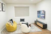 Premium 4 Bedroom Cozy Suite Close To Airport - Ferienwohnung Calgary