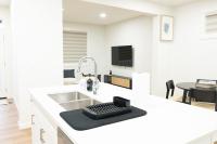 Premium 4 Bedroom Cozy Suite Close To Airport - Bed and Breakfast Calgary