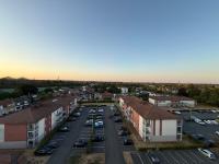 Suite Eden Spa, Appart-hôtel bien-être 3 étoiles, 2 pièces 40m2 aux portes de Lens, Spa privatif illimité, Écran géant Netflix et Sport, Lit Q-Size et canapé-lit jusqu'à 4 personnes, Cuisine équipée, Patio couvert barbecue, Parking gratuit, Wi-Fi fibre - Chambres d'hôtes Avion